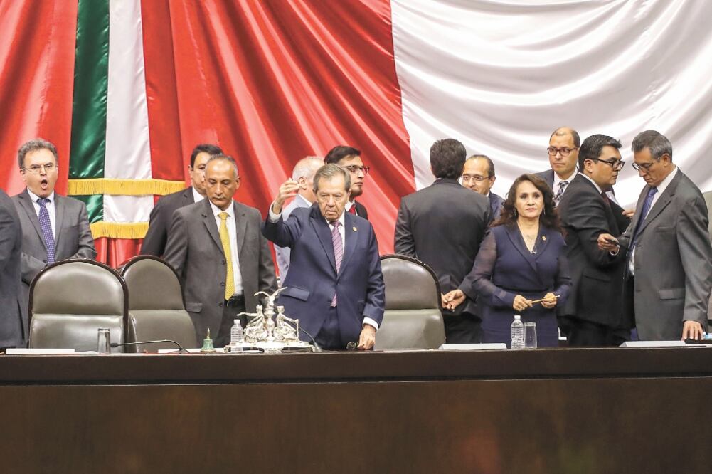 Porfirio Muñoz Ledo seguirá al frente de la Cámara de Diputados, como establece la Ley Orgánica, ya que ayer no se alcanzaron las dos terceras partes de los legisladores presentes para llevar a cabo la elección. Foto: GERMÁN ESPINOSA. EL UNIVERSAL