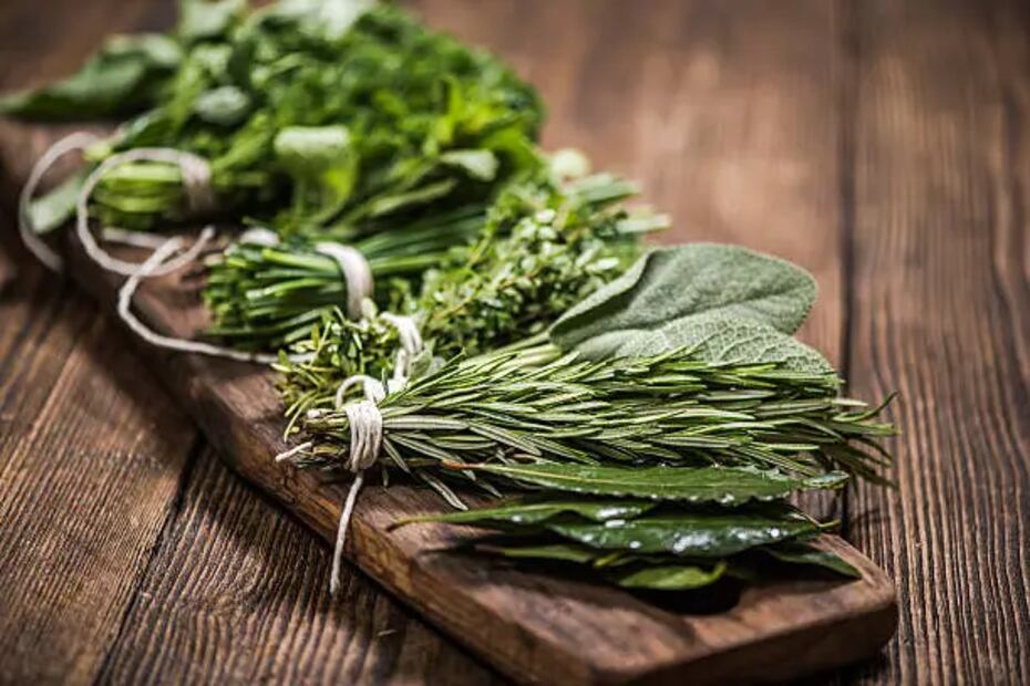 La salvia y romero no solo ayudan al crecimiento capilar, también oscurecen el cabello con sus taninos. Foto: Unsplash