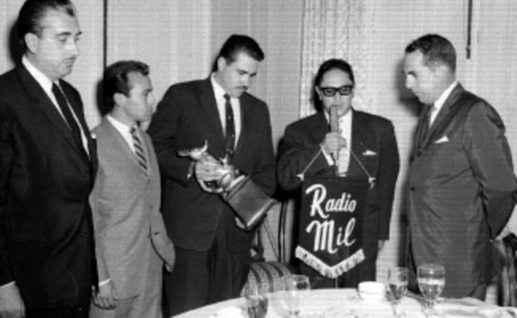 Locutor ante los micrófonos de Radio Mil, durante un evento realizado por la Firestone en la década de 1960. Foto: Mediateca INAH/ Especial.