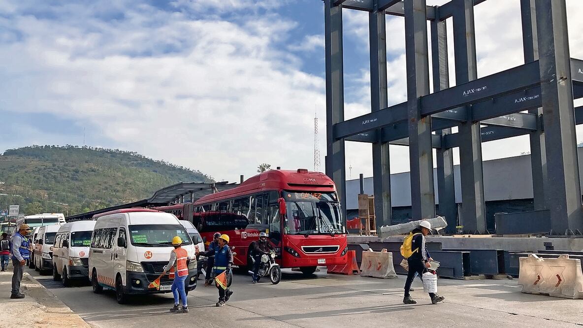 Todas las mañanas y tardes es habitual observar tránsito a vuelta de rueda y largas filas: usuarios. Foto: Gaspar Betancourt / EL UNIVERSAL