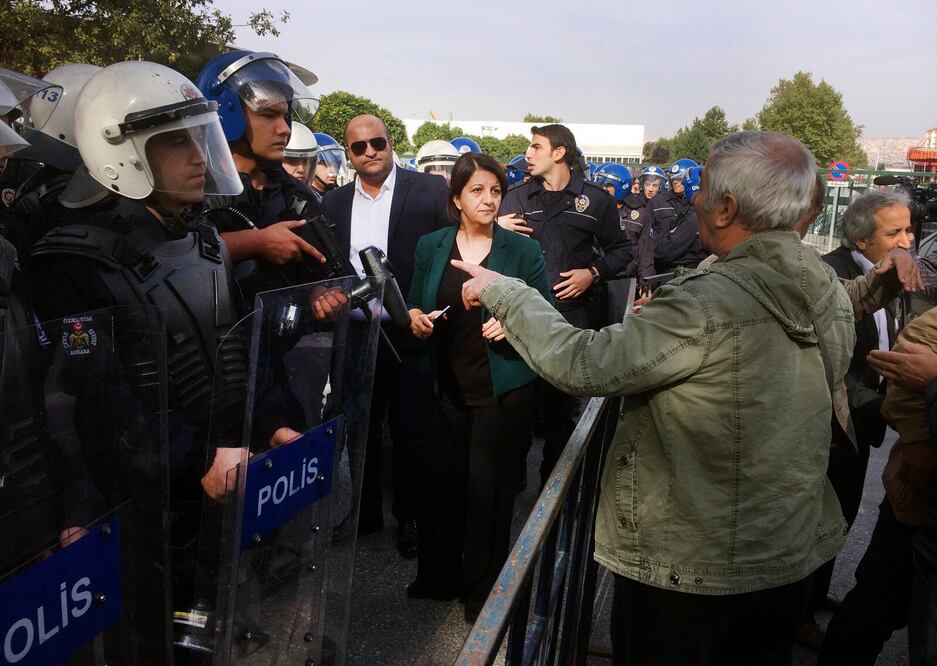 Las fuerzas de seguridad turcas erigieron barricadas en todas las calles que llevan a la explanada donde ayer se produjo el atentado más mortífero en la historia de Turquía (AP)