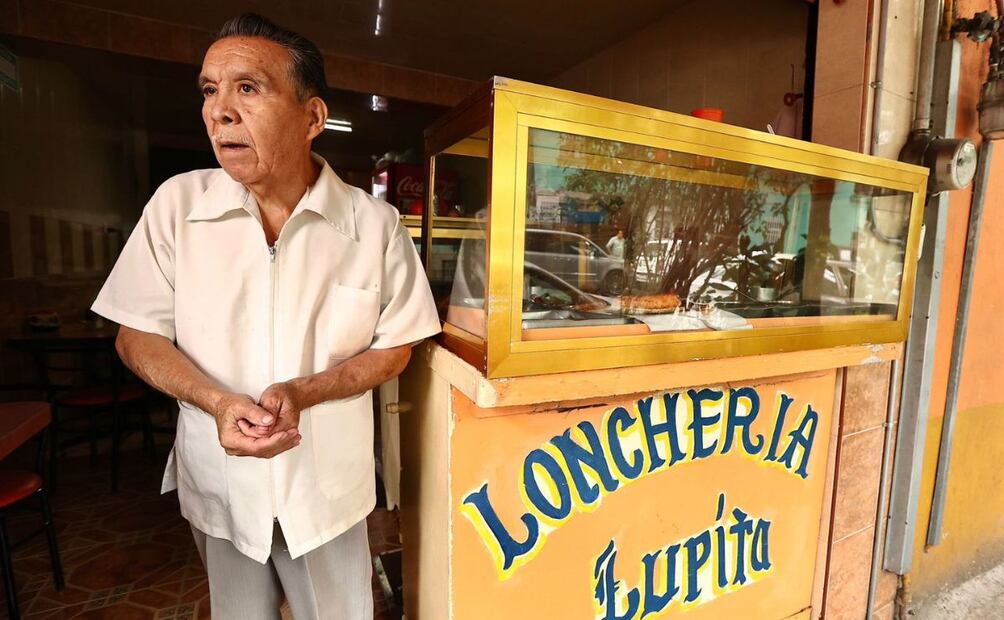 El señor juan atiende una lonchería en Santa María la Ribera desde que era niño. Foto: Berenice Fregoso/EL UNIVERSAL
