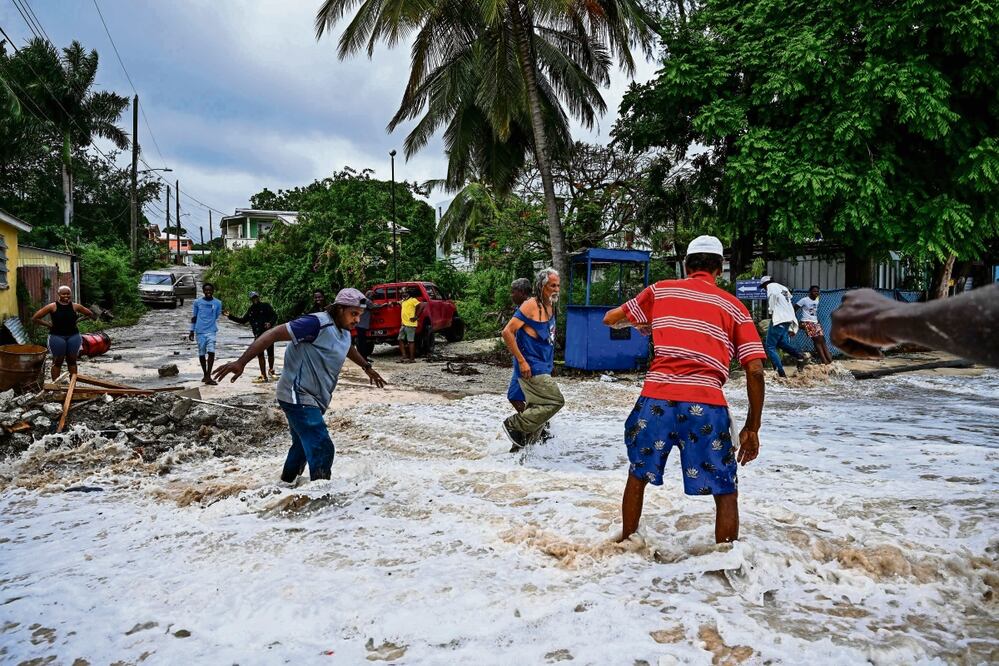 Beryl dejó inundaciones y daños en Barbados. Foto: Chandan Khanna | AFP