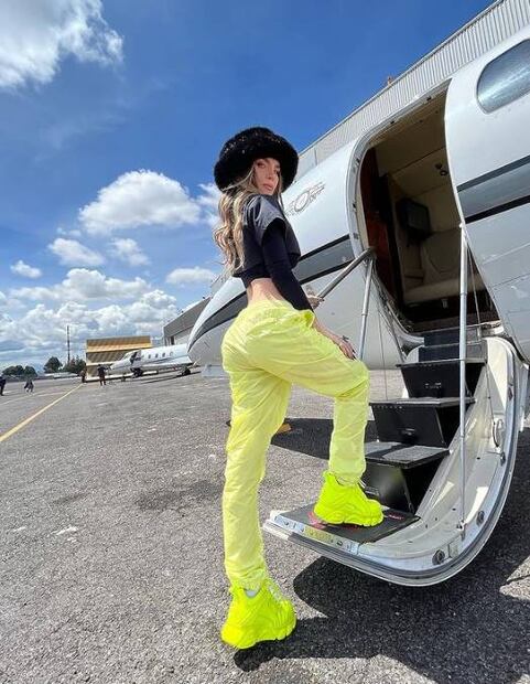 Belinda presume mini cintura y nuevos tatuajes que se hacen en su honor