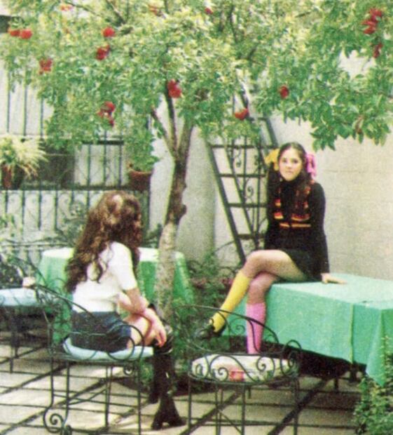 Dos jóvenes a la moda a go-gó son retratadas en un patio de la Zona Rosa en 1968. Foto: Colección Villasana