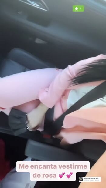 Ángela Aguilar muestra cómo llevar un traje rosa con el mejor estilo