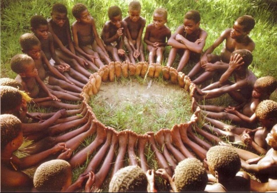 La filosofía Ubuntu, procedente de África, significa: “Yo soy porque nosotros somos”. Crédito: https://agencetropiques.wordpress.com/