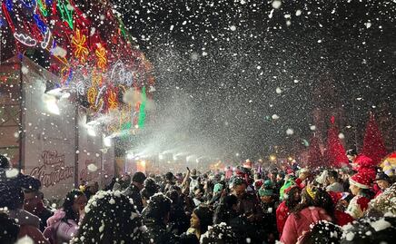“Parece el Polo Norte”; niños y adultos disfrutan de la nieve artificial en Verbena Navideña en el Zócalo capitalino