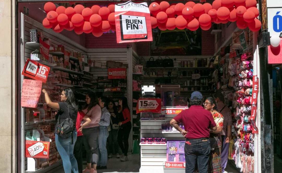 Capitalinos aprovechan el último día del Buen Fin, que lanzó ofertas del 20 al 70% en los precios regulares. Tiendas de ropa y zapatos fueron los comercios más concurridos por las personas en busca de un mejor precio. Foto: Cuartoscuro