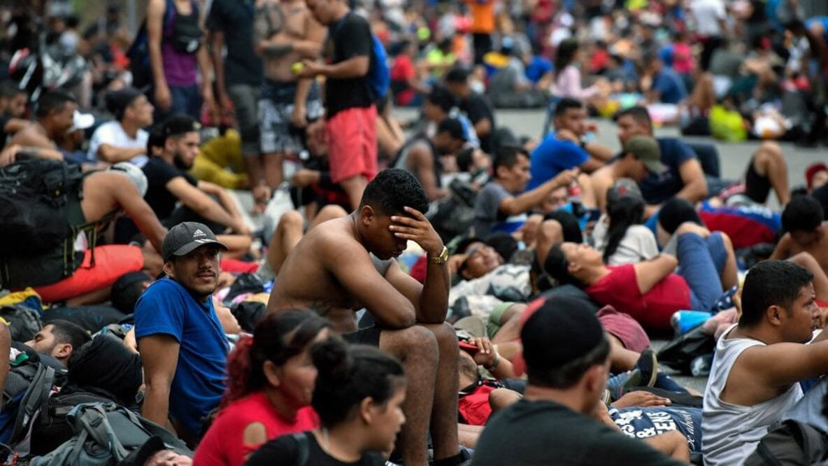 Migrantes esperan para entrar en territorio estadounidense. Foto: Getty Images
