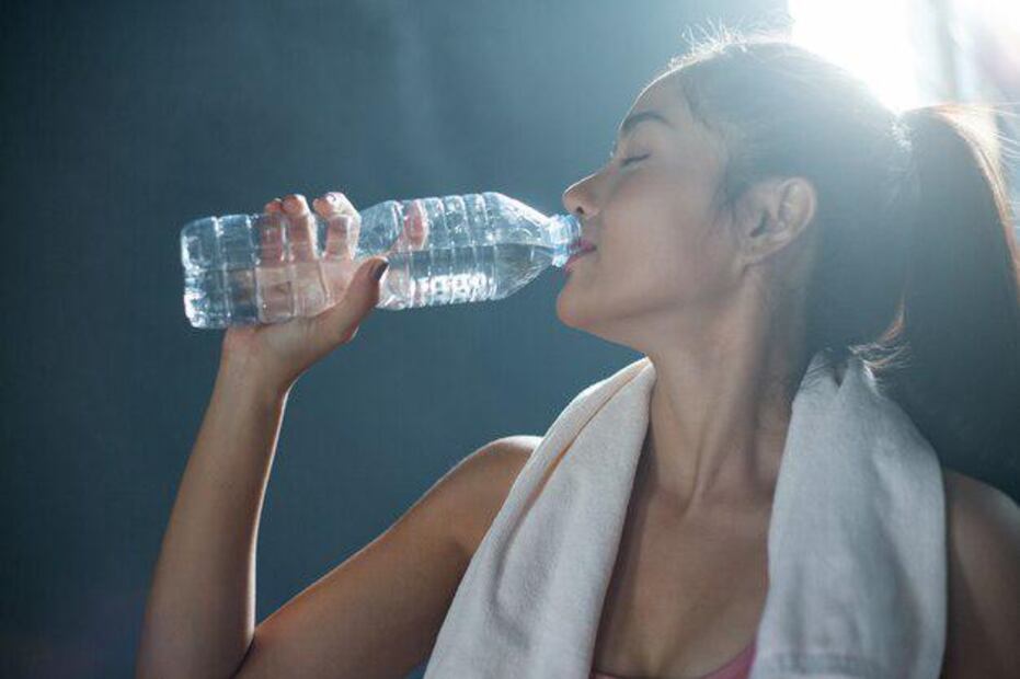 El agua siempre es el mejor aliado para la hidratación. Fuente: Freepik.