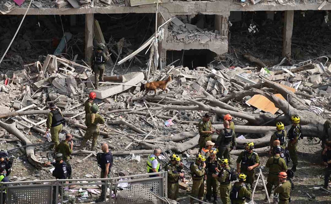 Fuerzas de seguridad y rescate israelíes trabajan en el sitio de un ataque con misiles iraníes, en Tel Aviv, en el centro de Israel, el 22 de junio de 2025. Misiles balísticos lanzados desde Irán hacia el centro y norte de Israel en la mañana del domingo dejaron 26 personas heridas, dos de ellas en estado moderado, informó el servicio nacional de emergencia israelí Magen David Adom. El Cuerpo de los Guardianes de la Revolución Islámica de Irán confirmó el domingo la ofensiva, señalando que la nueva oleada de ataques tuvo como objetivos el Aeropuerto Ben Gurion, en Tel Aviv, y un centro de investigación biológica, entre otros. En un comunicado difundido por su medio oficial Sepah News, el IRGC anunció además el inicio de su vigésima oleada de ataques contra objetivos en el interior de Israel. Foto: Xinhua