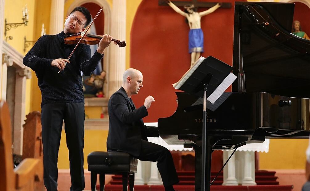 Guanajuato, Gto. 26 octubre 2023  Concierto del violinista Dan Zhu y Julien Quentin, piano interpretando Brahms: La voz íntima en el templo de Santiago.Fotos: Berenice Fregoso/EL UNIVERSAL.