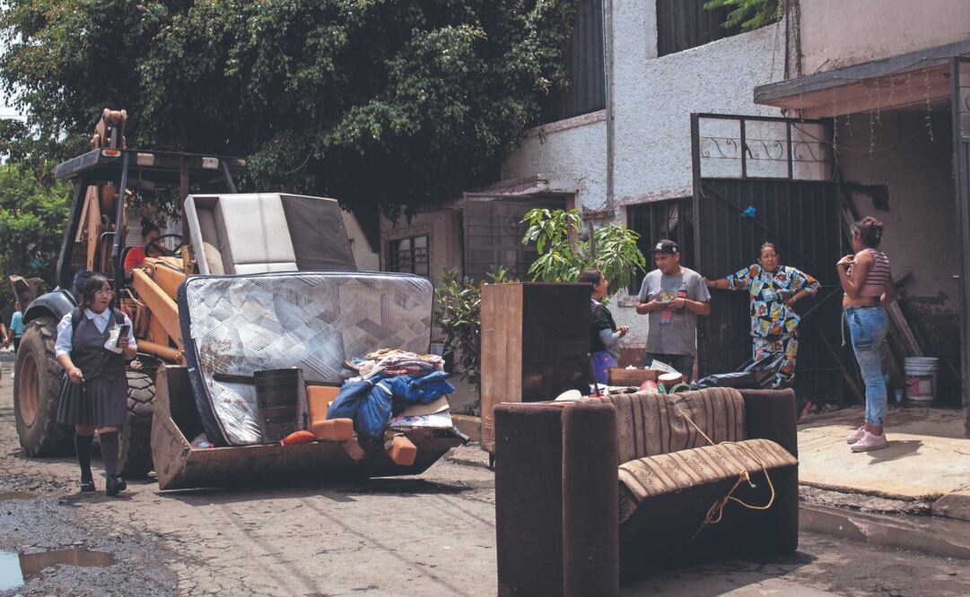 Servidores públicos emplearon maquinaria para ayudar a los damnificados a retirar diversos muebles que perdieron por las lluvias. Foto: de FERNANDA ZAMORA. EL UNIVERSAL