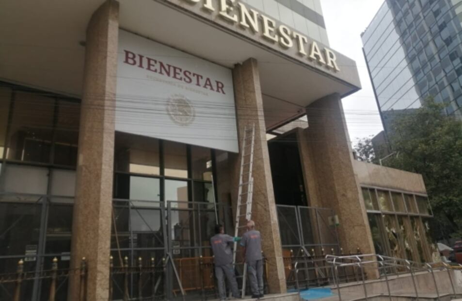 Realizan labores de limpieza en edificios y comercios dañados tras marcha por los 8 años del caso Ayotzinapa