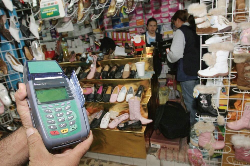 Los bancos aplican varias comisiones al establecimiento por el uso de una Terminal en Punto de Venta, que suman en promedio 300 pesos (ARCHIVO. EL UNIVERSAL)
