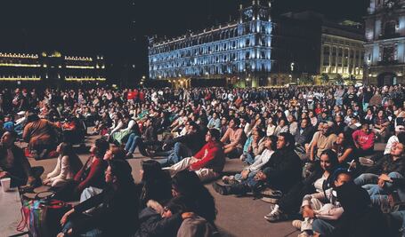 CRÓNICA. Juan Gabriel: El Zócalo se colma de "Amor eterno" por el Divo