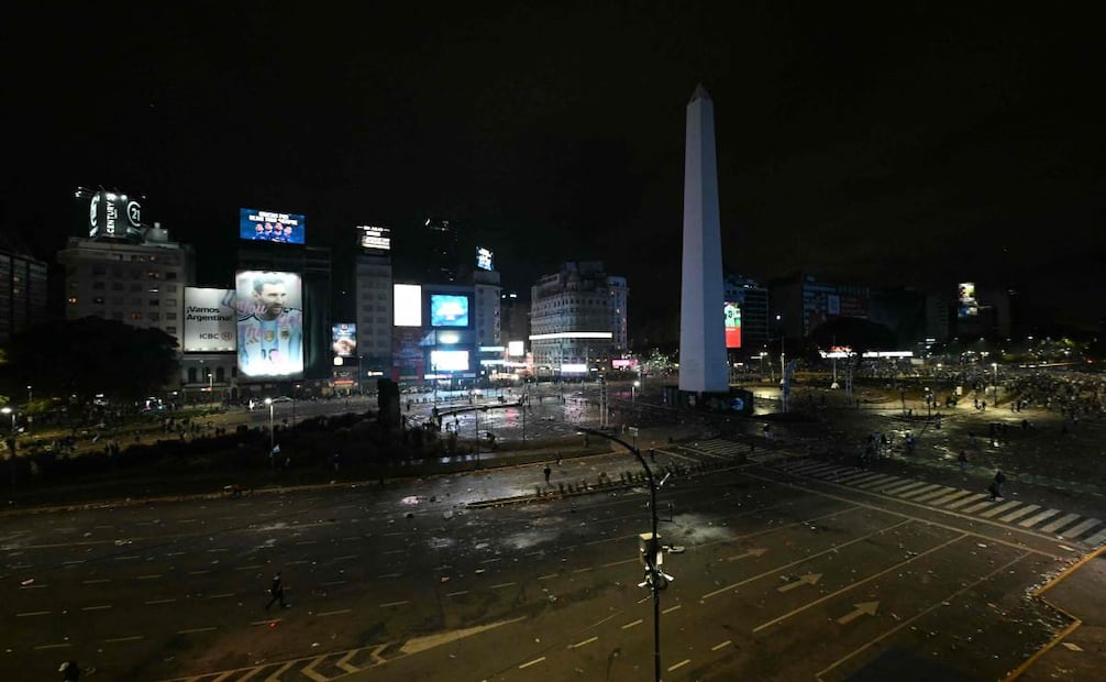 Los aficionados argentinos se enfrentan a la policía antidisturbios, que se protege de la multitud, en el Obelisco tras la derrota de Argentina ante España en la final del Mundial de fútbol de la FIFA, disputada en Buenos Aires. (19/07/26) Foto: AFP