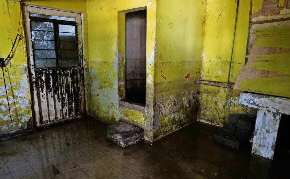 En la casa de Germán Vega, otro de los residentes de la calle Purépechas, en el municipio de Chalco, se volvió a filtrar el agua en una de las accesorias que renta 20 de enero. Foto: Luis Camacho / EL UNIVERSAL