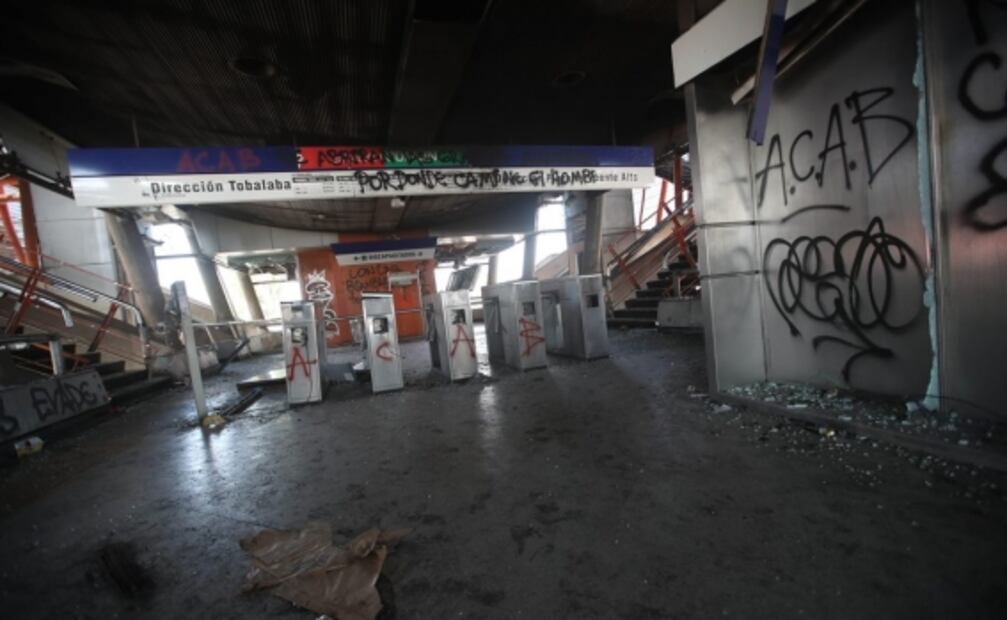 Así amaneció el metro de Chile tras las protestas contra el alza al pasaje