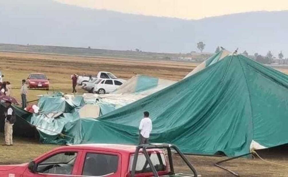 Tras el desplome de la enorme cubierta de plástico verde con franjas amarillas, en la comunidad de San Pedro de Los Baños, los propios asistentes y militantes de Morena auxiliaron a las personas que momentáneamente quedaron atrapadas. Foto: Especial