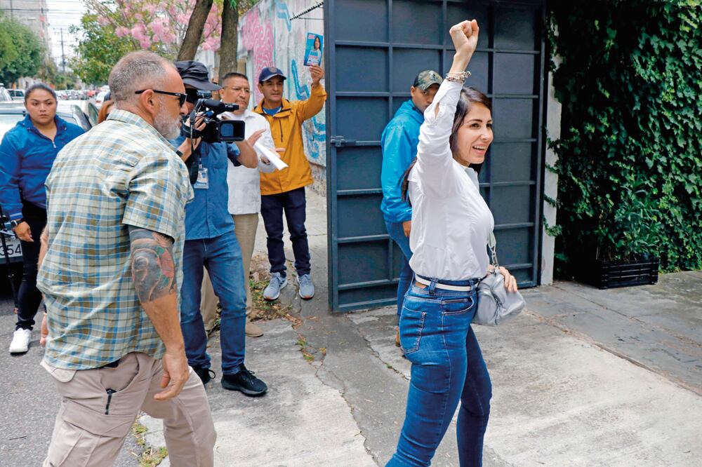 La candidata presidencial ecuatoriana de Movimiento Revolución Ciudadana, Luisa González, llega para una entrevista de radio en Quito, después de haber logrado pasar en primer lugar a la segunda vuelta de las elecciones, que será el 15 de octubre. Foto: Galo Paguay / AFP