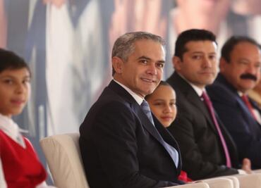 En inicio de ciclo escolar, Mancera promete mayor control del transporte escolar irregular