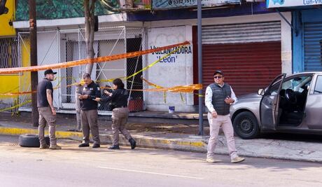 Pemex mantiene resguardo de inmueble donde aseguro una toma clandestina de turbosina en Azcapotzalco; persiste el olor pues ahí están los bidones: trabajadores