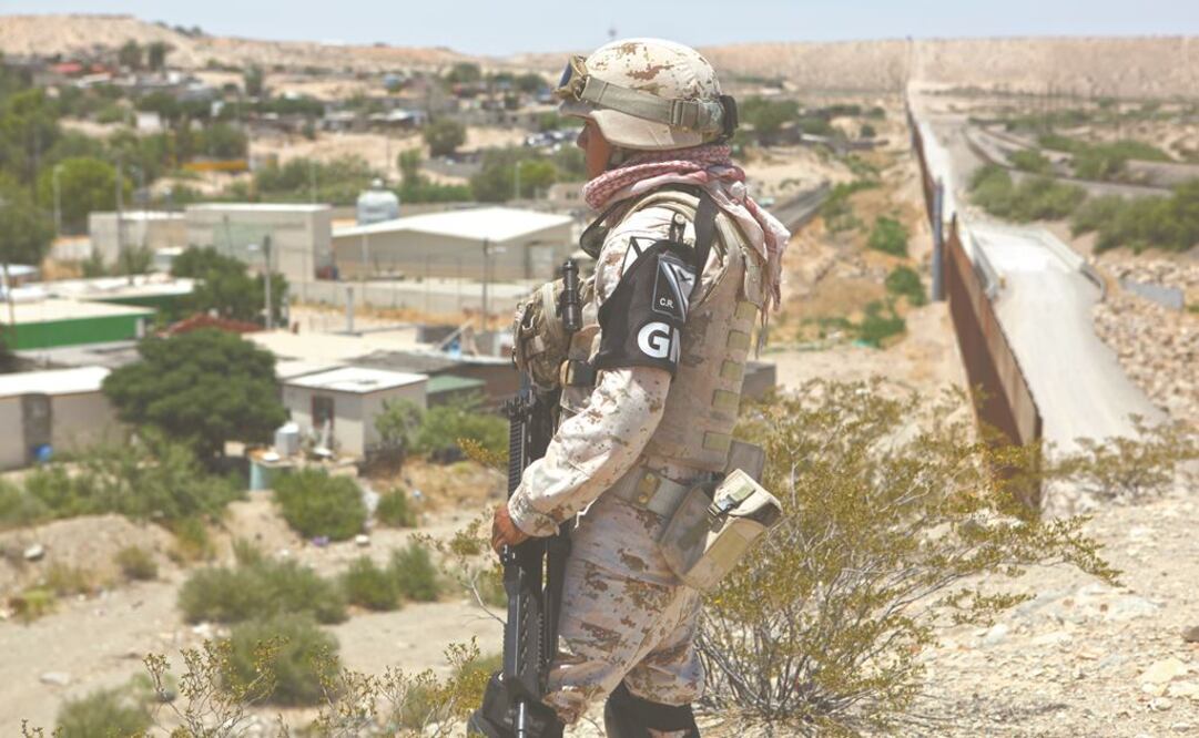 Un elemento de la Guardia Nacional vigila la zona donde termina la valla que divide a México y la Unión Americana, entre la colonia Anapra, de Ciudad Juárez, Chihuahua, y Sunland Park, Nuevo México, Estados Unidos. Foto: CHRISTIAN TORRES