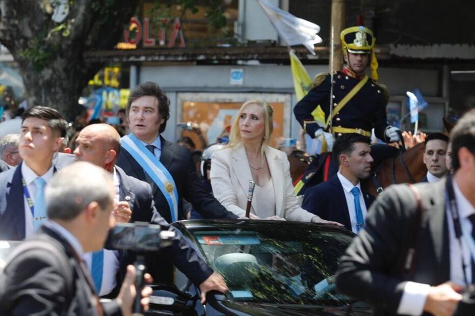 Javier Milei y su hermana Karina, en el auto descapotable con el que se trasladaron de la Asamblea Legislativa a la Casa Rosada. FOTO: GONZALO COLINI/LA NACIÓN/GDA/ Archivo