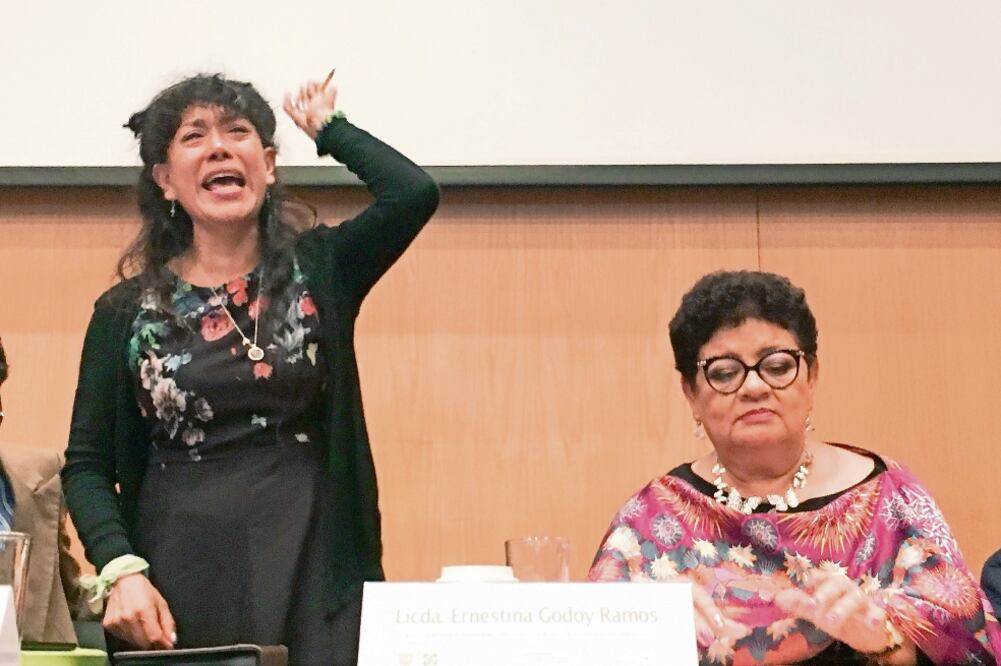 Araceli Osorio la madre de la víctima, acompañada por Ernestina Godoy, procuradora de Justicia de la capital, durante la ceremonia en que la PGJCDMX ofreció disculpas por tipificar como suicidio el homicidio de Lesvy hace un año en CU. / IVÁN STEPHENS