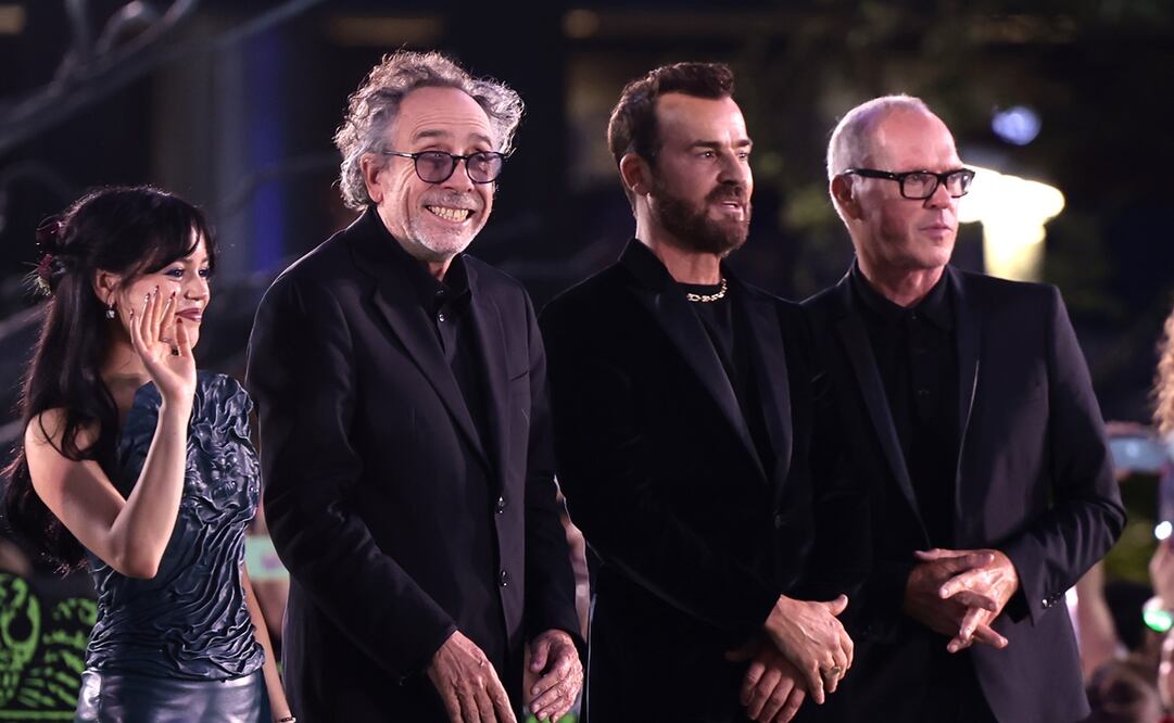 Jenna Ortega, Tim Burton, Justin Theroux y Michael Keaton, posan en el Fan Event de la película 'Beetlejuice, Beetlejuice' en la CDMX. Foto: EFE
