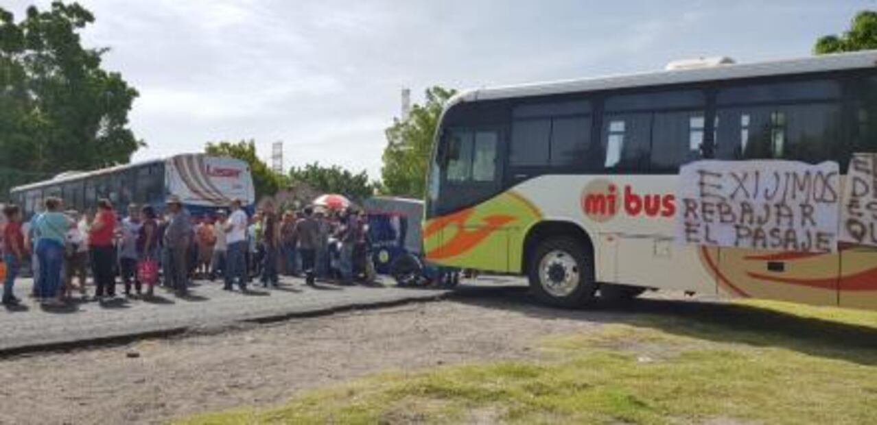 Manifestantes bloquean carretera por inseguridad en Morelos