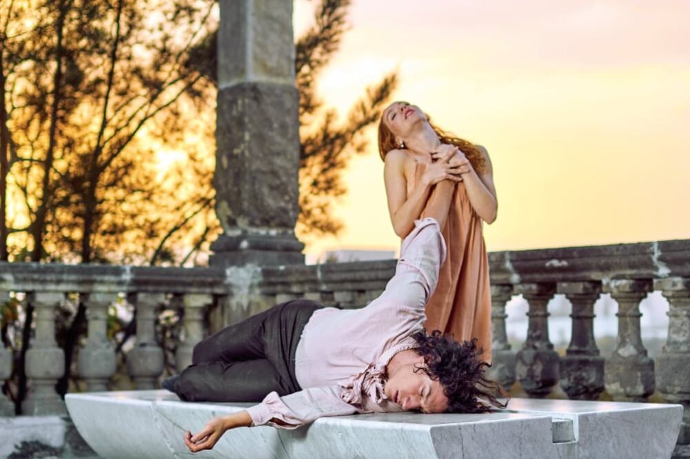 Los actores trabajan 10 horas diarias con su cuerpo, para la representación (CORTESÍA)