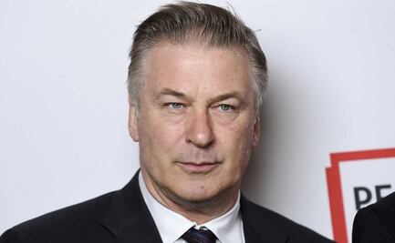 Alec Baldwin contrata a exfiscal para enfrentar demandas por matar a directora de fotografía