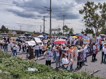 Manifestantes piden aparición de profesora y su hija en Ecatepec