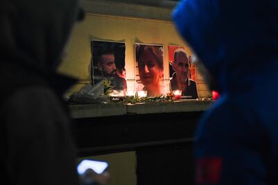 Miles de personas rinden homenaje a kurdos asesinados en París