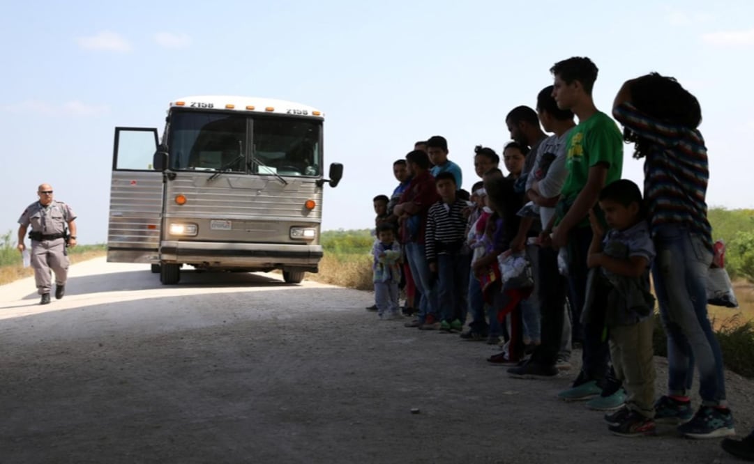 Immigrants who turned themselves in to border patrol agents after illegally crossing the border from Mexico into the U.S. wait to be transported for procesing in the Rio Grande Valley sector, near Mc Allen, Texas - Photo: Loren Elliot/REUTERS