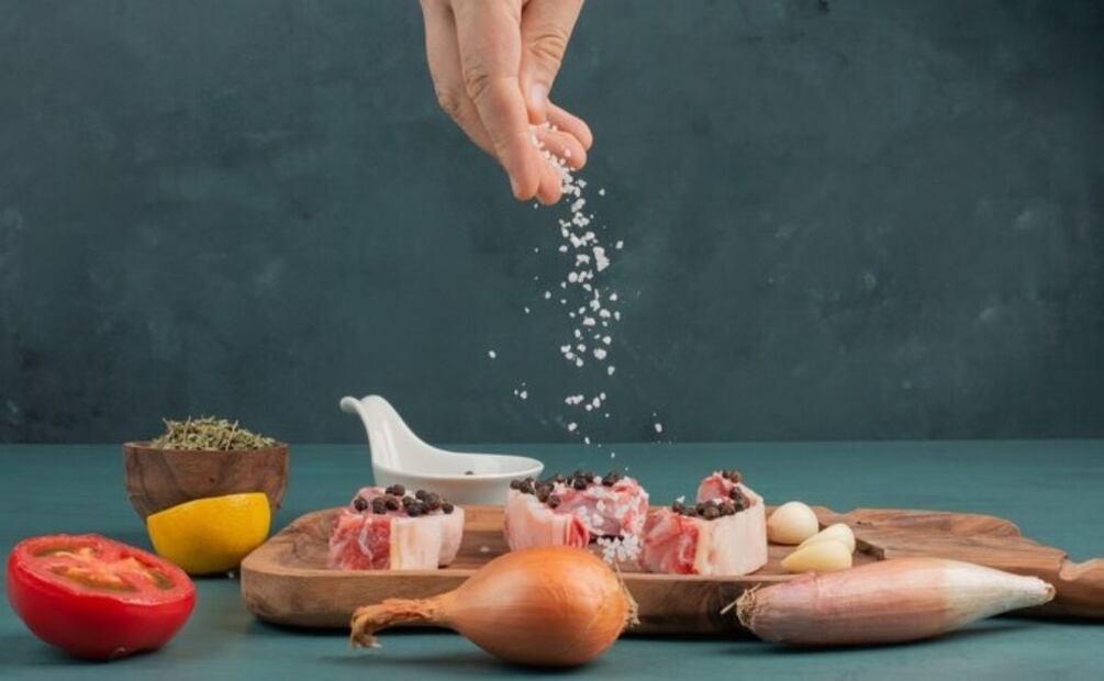 Ten cuidado al cocinar con sal para no arruinar el sabor de tus alimentos. Foto: Freepik