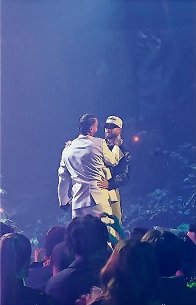 El colombiano recibió su premio de manos de su compatriona Maluma. Foto: X | AFP