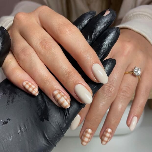 El Gingham nude es sobrio y elegante. Foto: Instagram @nailsbyluuce