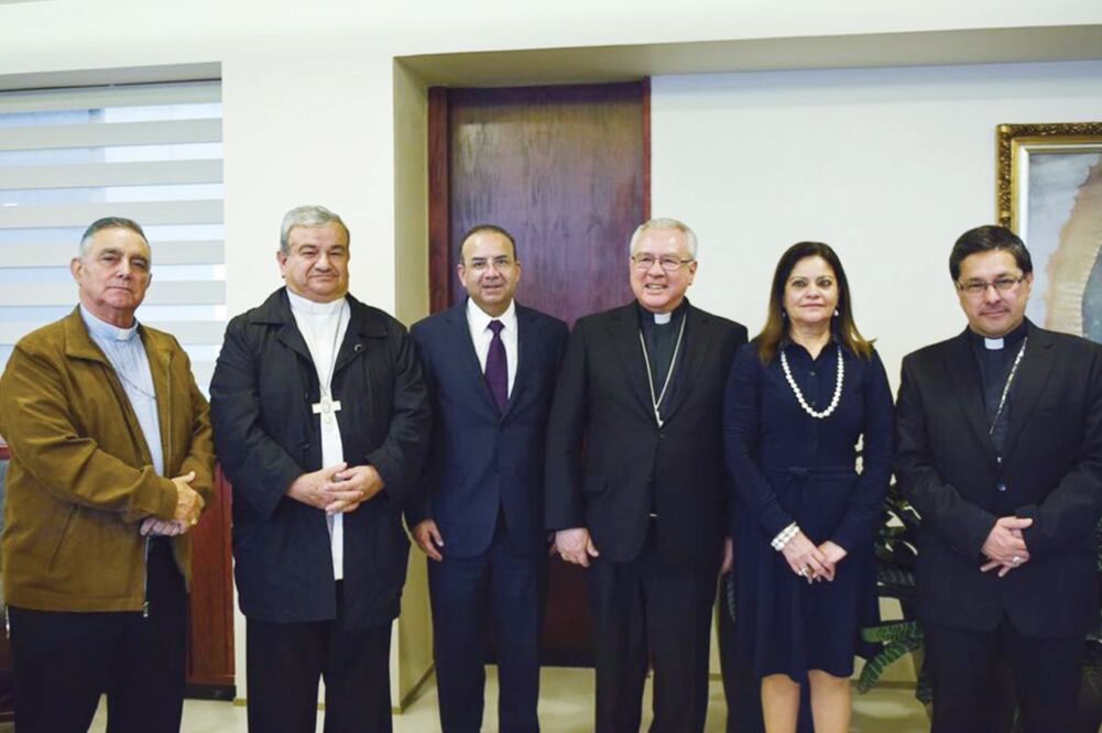 El secretario de Gobernación, Alfonso Navarrete Prida (tercero de izq. a der.), y el presidente de la Conferencia del Espiscopado Mexicano, Francisco Robles Ortega (cuarto), durante una reunión a puerta cerrada con obispos. (SEGOB)