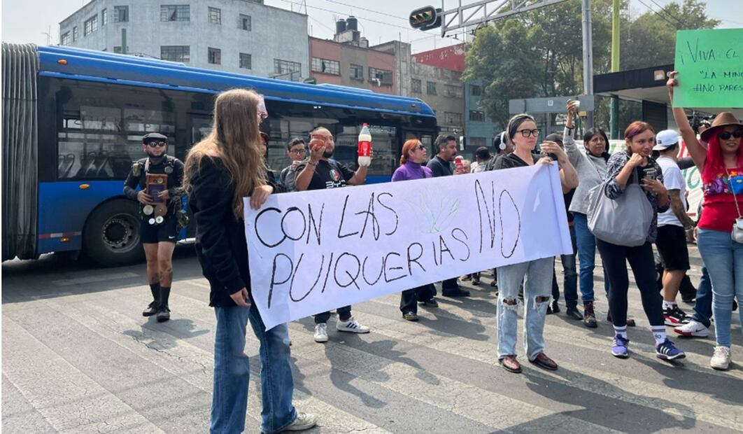Pulqueros y productores protestan contra el cierre de pulquerías en la Ciudad de México entre Eje Central y Avenida Popocatépetl, alcaldía Benito Juárez, el 25 de marzo de 2025. Foto: Rafael García/EL UNIVERSAL