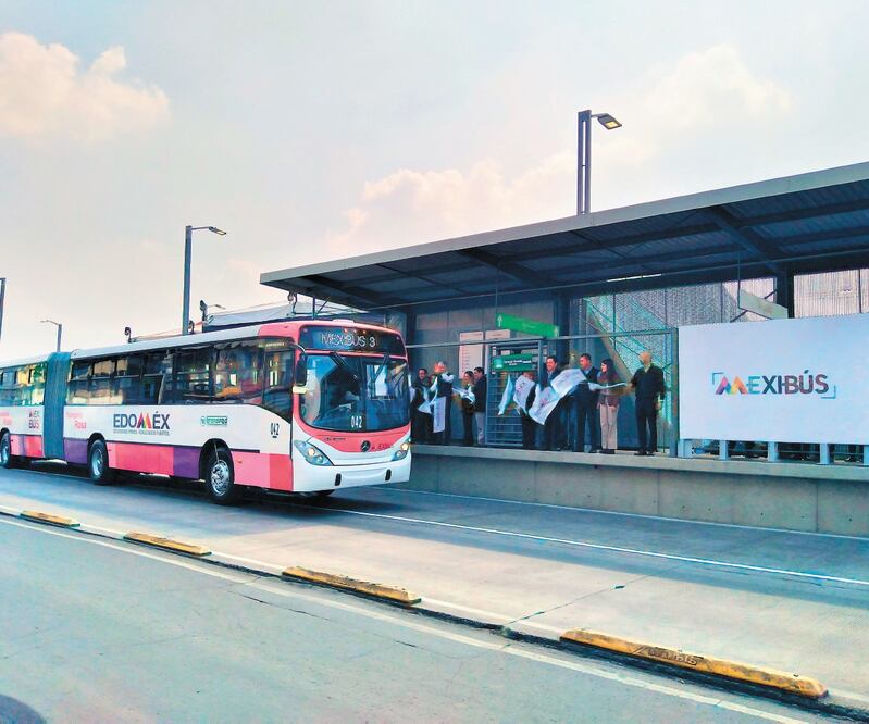 Autoridades mexiquenses, entre ellas el gobernador Alfredo del Mazo Maza, dieron el banderazo de salida a las nuevas unidades de Transporte Rosa. ESPECIAL