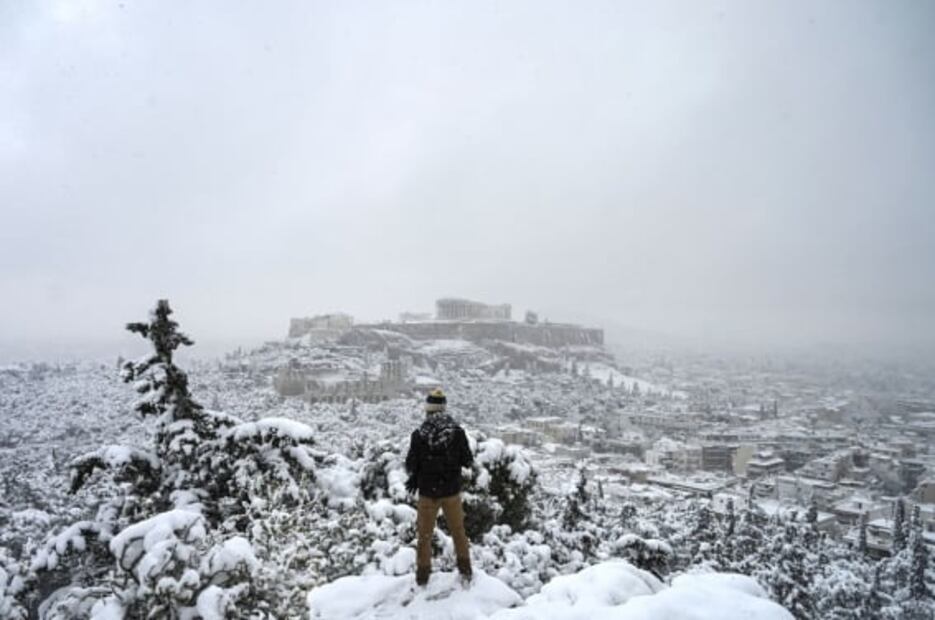 Espeso manto de nieve cubre la Acrópolis de Atenas. Así luce el icónico monumento de la Antigua Grecia