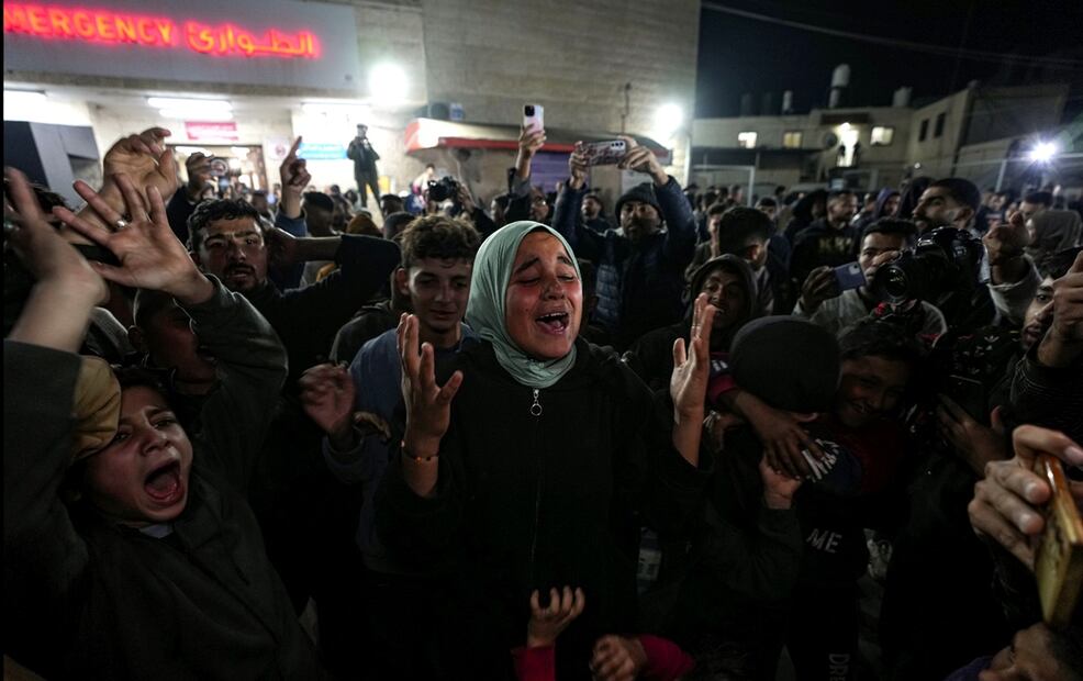 Palestinos celebran el anuncio de un acuerdo de alto al fuego entre Hamas e Israel en Deir al-Balah, en la Franja de Gaza. Foto: AP