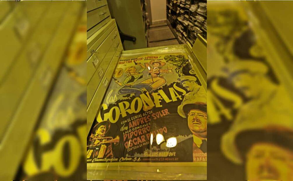 Los carteles son revisados y si es
necesario, se restauran. Foto: Gabriel Pano / El UNIVERSAL