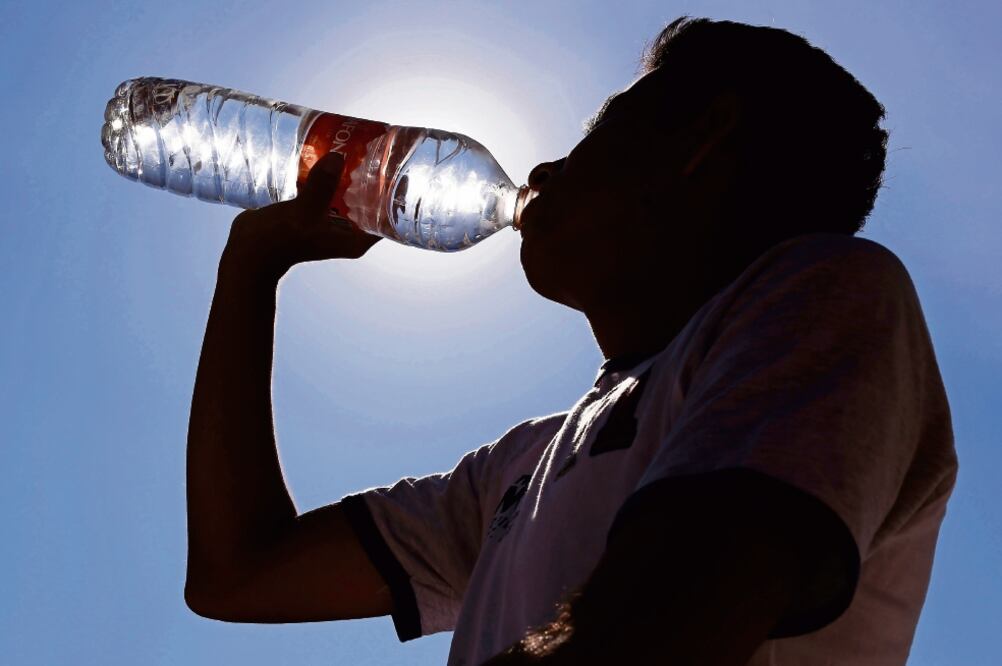 Las altas temperaturas en la Ciudad de México han obligado a los capitalinos a gastar más en bebidas como refrescos, agua embotellada, helados y cerveza. Foto: AGUSTÍN SALINAS. EL UNIVERSAL