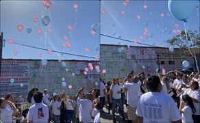 La conmemoración concluyó con la liberación de globos rosas y azules al cielo. Foto: Especial