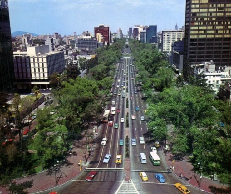 En esta imagen de los años 70 se observa del lado izquierdo el Hotel María Isabel Sheraton y la Embajada de los Estados Unidos. Al centro, la Glorieta de la Palma y del lado derecho, el cine Latino. Foto: Colección Carlos Villasana.